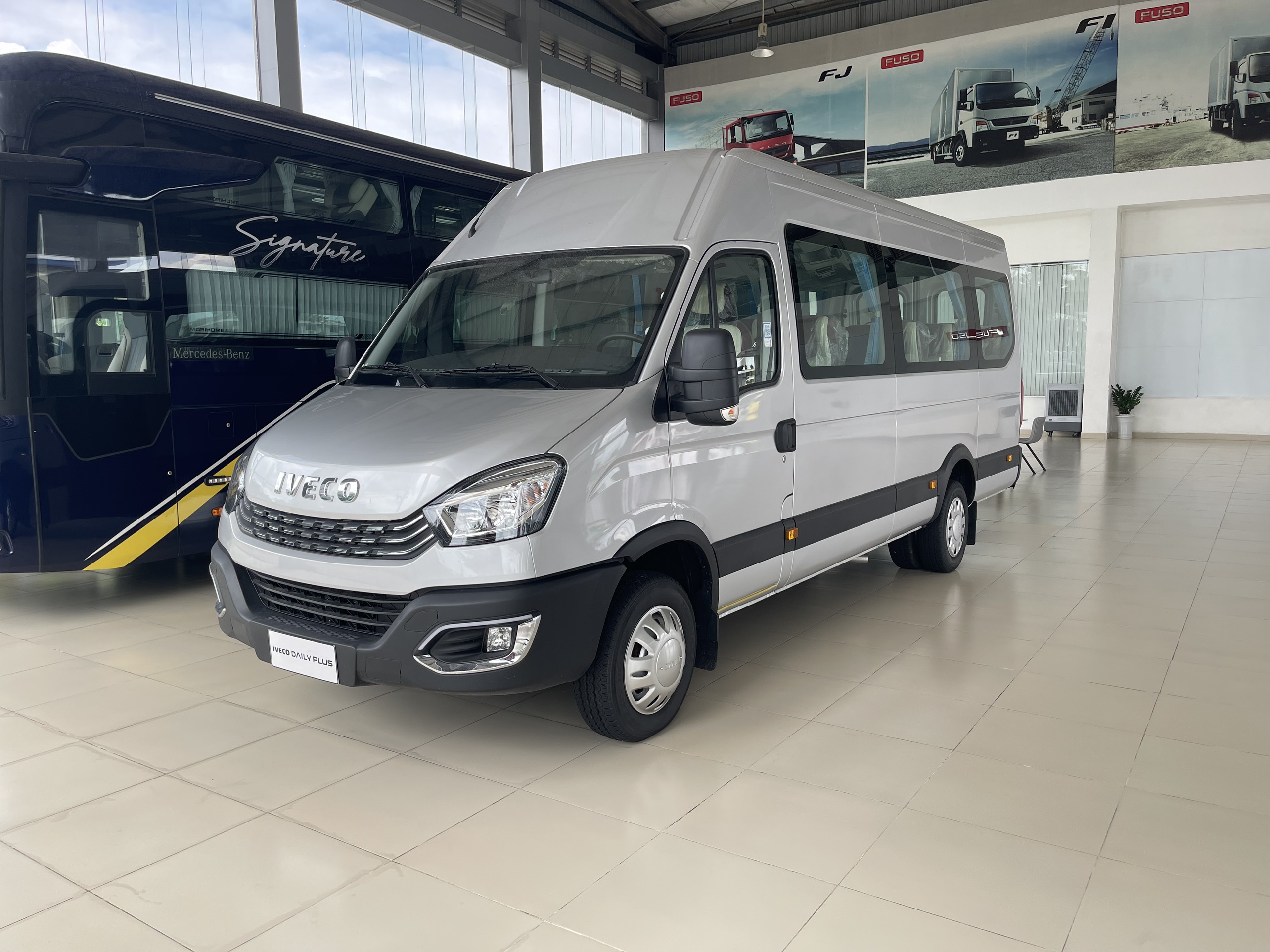 thuê xe limousine 11 chỗ iveco