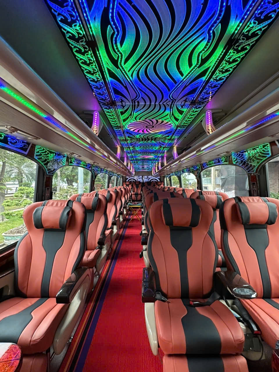 ALT: thuê xe limousine 28 chỗ tphcm cao cấp