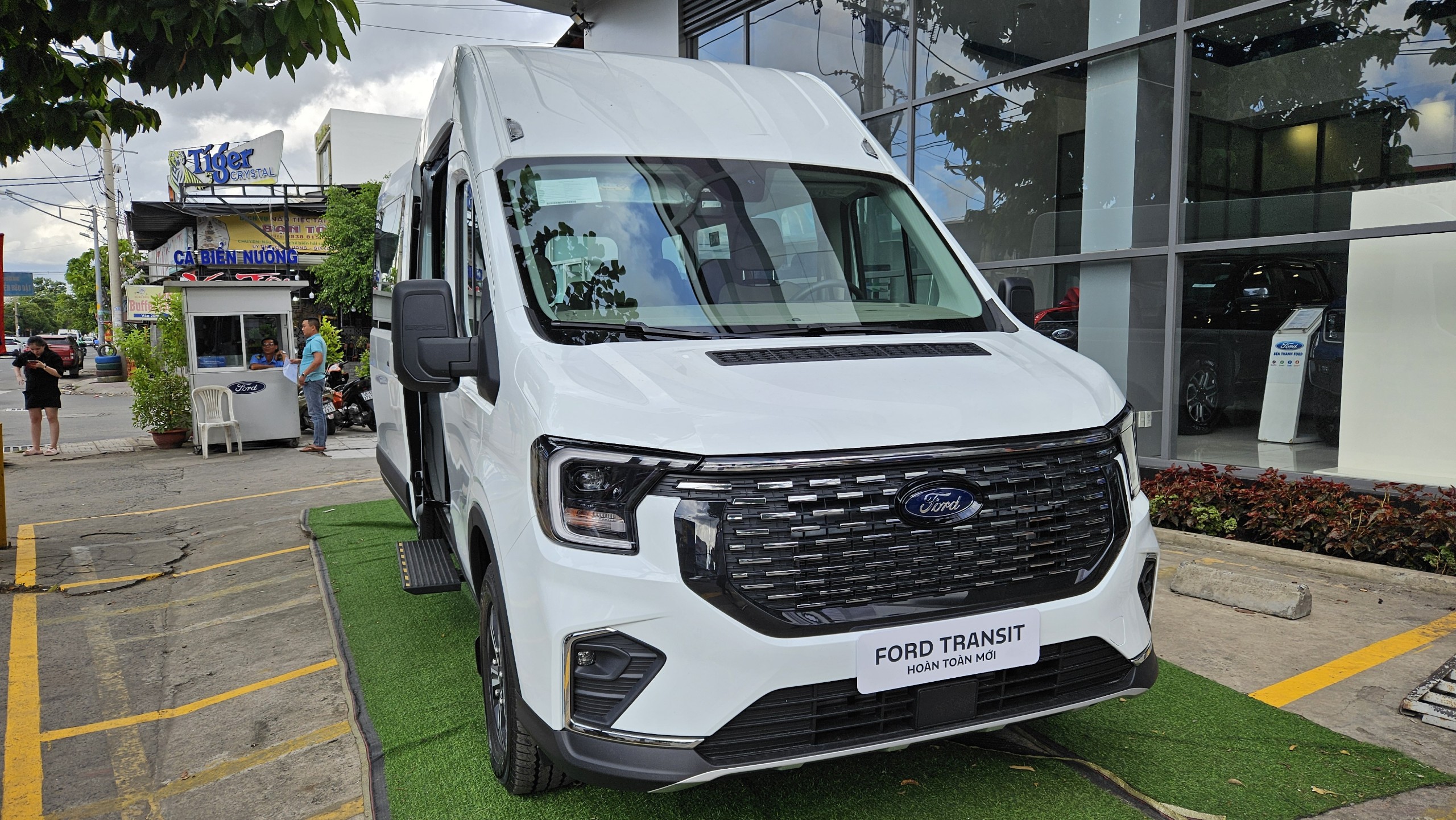 Thuê xe 16 chỗ ford transit mới